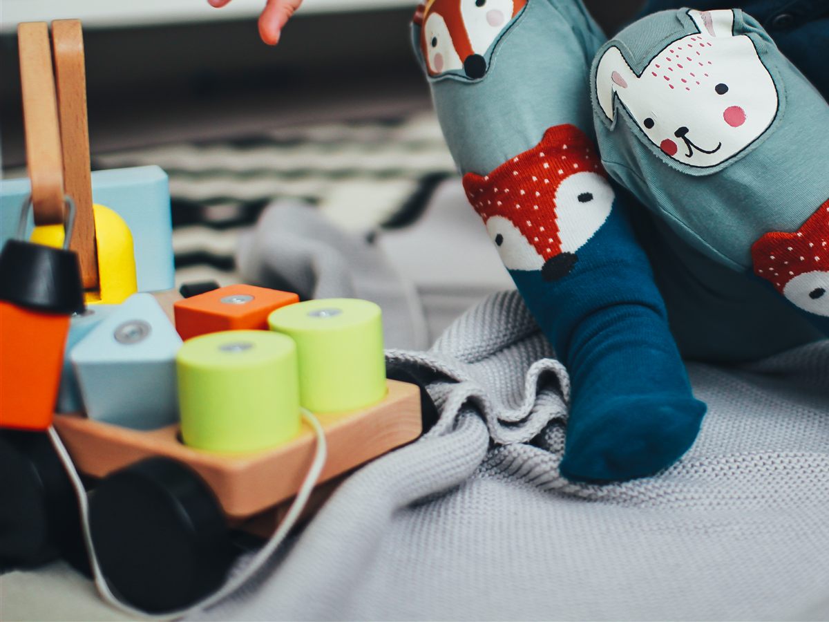 Jouets en bois colorés et enfant en bas âge